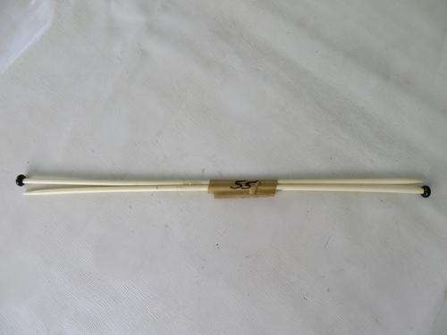 A PAIR OF KNITTING NEEDLES - SIZE 8 - AS PER SCAN