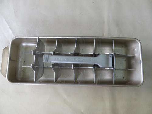 OLD ALUMINIUM FRIGIDAIRE ICE CUBE TRAY - 285 X 105 MM - 40 MM HIGH
