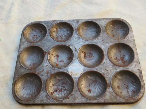 OLD AND RUSTY CHOCOLATE MOULDS - 310 X 230 X 10 MM - AS PER SCAN