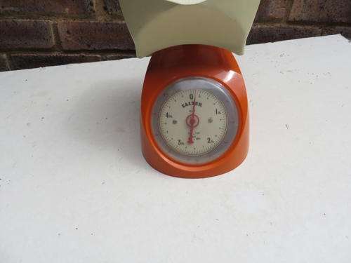 OLD ORANGE SALTER SCALE WITH MEASURING TRAY - UP TO 2 KG