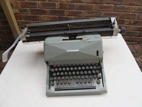 OLD OLIVETTI 82 DIASPRON TYPEWRITER - NOT WORKING - AS A COLLECTORS ITEM ONLY - AS PER SCAN