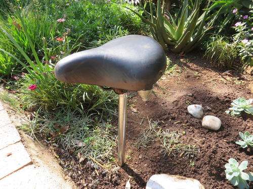 OLD SADDLE - 240 X 255 MM - STAND 25 MM DIAM. - 350 MM LONG - AS PER SCAN
