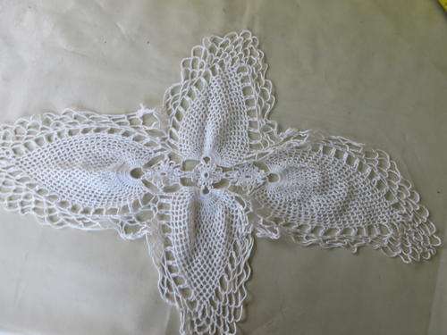 BEAUTIFUL DOILY - 600 X 380 MM. - AS PER SCAN