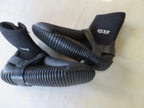 BLACK BOOTS - REEF - SIZE M - AS PER SCAN