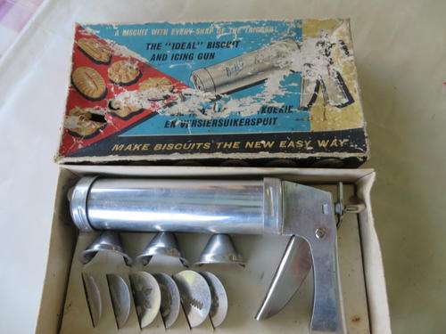 IDEA BISCUIT AND ICING GUN WITH 9 ATTACHMENTS - AS PER SCAN