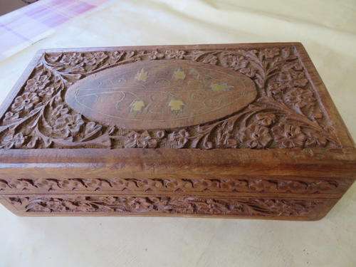 BEAUTIFUL CARVED WOODEN JEWELLERY / TRINKET BOX - 225 X 125 MM - 65 MM HIGH - AS PER SCAN