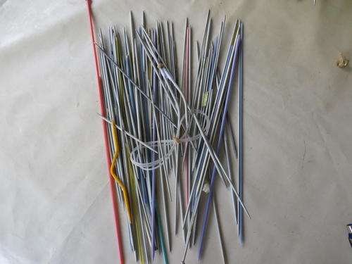 75 UNSORTED SINGLE KNITTING NEEDLES - VARIOUS LENGHT AND THICKNESSES - AS PER SCAN