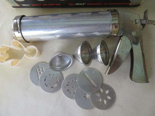 OLD IDEAL BISCUIT AND ICING GUN WITH ATTACHMENTS - AS PER SCAN