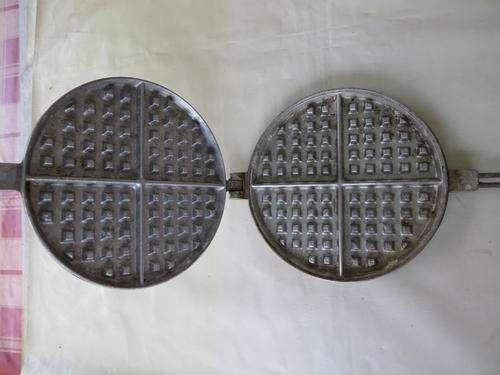 OLD ALUMINIUM WAFFLE IRON - 170 MM DIAM. - 400 MM LONG - AS PER SCAN