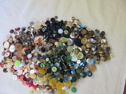 LARGE LOT OF MIXED BUTTONS - SINGLE AND PAIRS - OVER ONE KG - AS PER SCAN