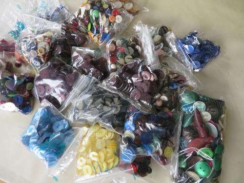 APPR. 1.7 KG OF MIXED BUTTONS - PAIRS AND SINGLES - AS PER SCAN
