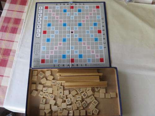 VINTAGE ENGLISH SCRABBLE - WOODEN TILES - COMPLETE - LEON TOYS - REG. NO. 22/3/53 - AS PER SCAN