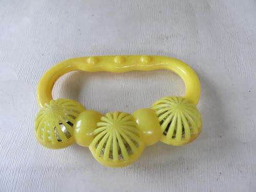 SMALL PLASTIC RATTLE - 100 MM WIDE - AS PER SCAN