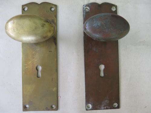 VINTAGE BRASS DOOR KNOBS - APPR. 62 X 35 MM - 20 MM THICK - PLATES 57 X 178 MM - AS PER SCAN