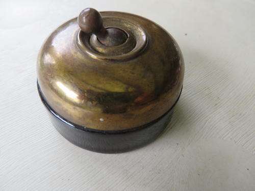 BAKELITE / BRASS LIGHT SWITCH - 55 MM DIAM. -   NOT CLEANED OR POLISHED - AS PER SCAN
