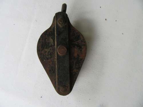 OLD PULLEY - APPR. 100 X 170 X 30 MM - HOOK IS MISSING - AS PER SCAN