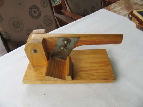 WOODEN BILTONG CUTTER - BASE 305 X 145 MM - 145 MM HIGH - AS PER SCAN