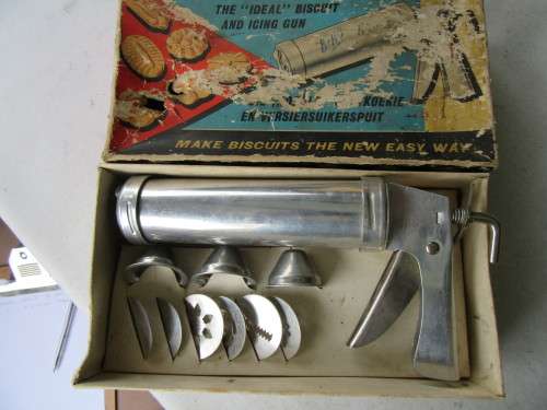 IDEAL COOKIE PRESS AND ICING GUN WITH 9 ATTACHMENTS IN ORIGINAL BOX - AS PER SCAN9