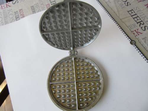 CAST IRON WAFFLE MAKER - MAKURA - 160 MM DIAM. - 400 MM LONG - AS PER SCAN