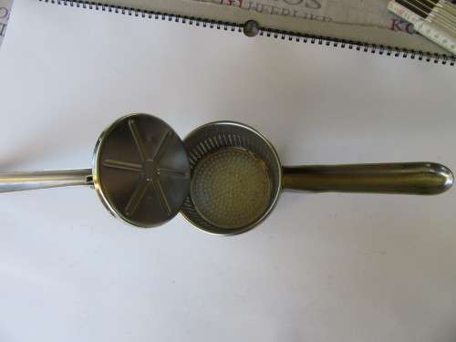STAINLESS STEEL SPAETZLE MAKER - 100 MM DIAM. - 75 MM HIGH - 270 MM LONG - AS PER SCAN