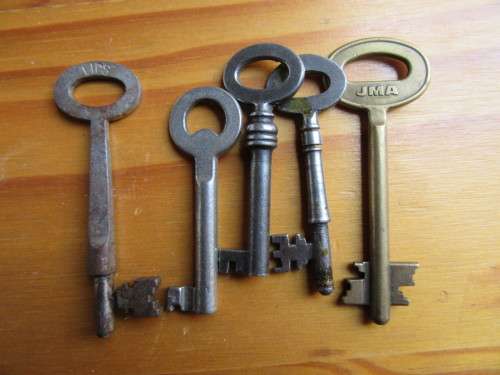5 VARIOUS OLD KEYS - AS PER SCAN - WILL COMBINE POSTAGE