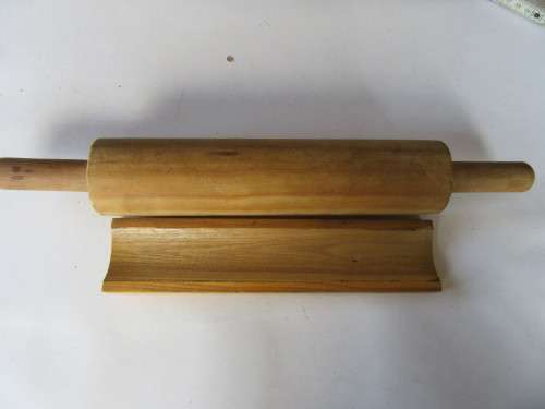 WOODEN ROLLING PIN WITH TRAY - 50 MM DIAM. 250 MM WIDE - 420 MM LONG - AS PER SCAN