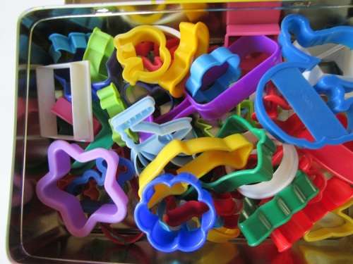 COOKIE BOX WITH 55 COOKIE CUTTERS OR SIMILAR - AS PER SCAN