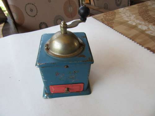 VINTAGE TIN COFFEE GRINDER - LILIPUT - 75 X 75 MM - 85 MM HIGH - AS PER SCAN
