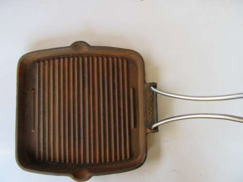 VINTAGE CAST IRON GRIDDLE WITH HANDLE - 250 X 250 MM - THYPHOON - AS PER SCAN