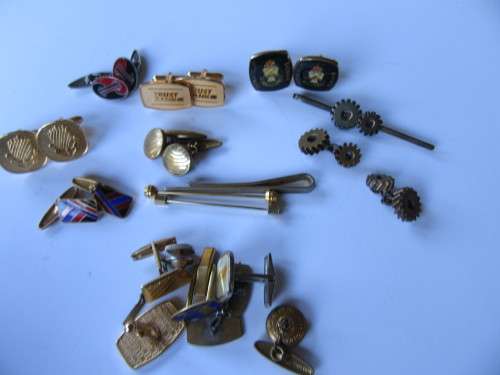 7 PAIRS OF VARIOUS CUFFLINKS, 4 TIE PINS AND 7 SINGLE SPARES - AS PER SCAN