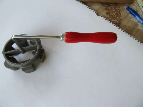 OLD SIX PIECE DOUGH SNACKLE IRON - 95 MM DIAM. - 250 MM OVERALL - AS PER SCAN