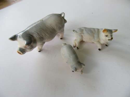 CERAMIC PIG FAMILY - 30 - 60 MM - AS PER SCAN - WILL COMBINE POSTAGE