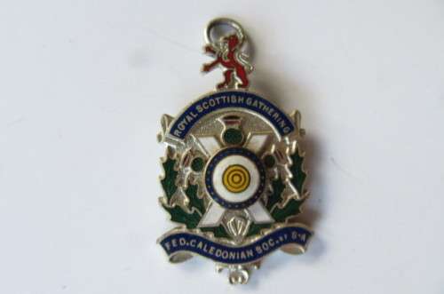 BADGE - ROYAL SCOTTISH GATHERING - FED. CALEDONIAN SOC OF S.A. - AS PER SCAN - WILL COMBINE POSTAGE