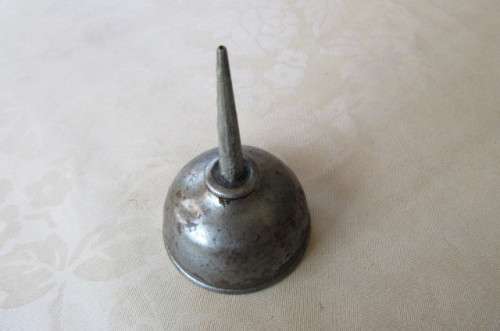 SMALL OIL CAN - 50 MM DIAM. - 75 MM HIGH - AS PER SCAN
