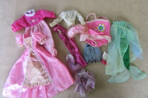 10 VARIOUS DOLLS CLOTHINGS - AS PER SCAN