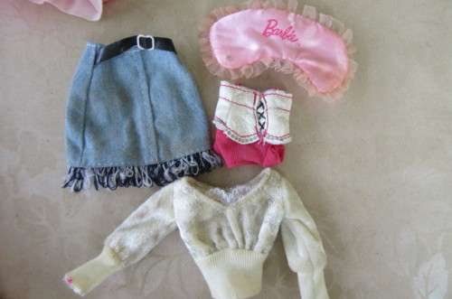 10 VARIOUS DOLLS CLOTHINGS - AS PER SCAN