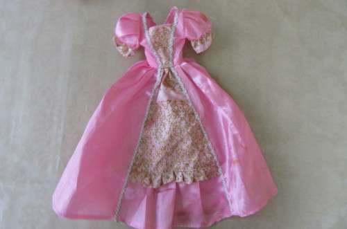 10 VARIOUS DOLLS CLOTHINGS - AS PER SCAN
