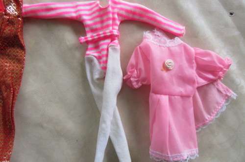 6 VARIOUS DOLLS CLOTHING - ASER SCAN
