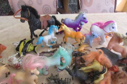 90 HIGHLY COLLECTABLE HARD PLASTIC TOYS / ANIMALS - BID PER ITEM