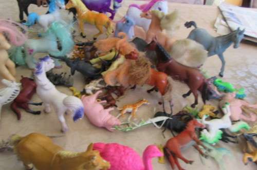 90 HIGHLY COLLECTABLE HARD PLASTIC TOYS / ANIMALS - BID PER ITEM