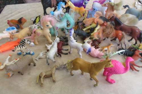 90 HIGHLY COLLECTABLE HARD PLASTIC TOYS / ANIMALS - BID PER ITEM