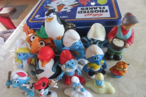 16 HIGHLY COLLECTABLE TOYS IN SLIGHTLY DENTED KELLOGG'S TOASTED FLAKES LUNCH BOX