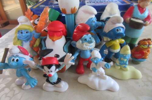 16 HIGHLY COLLECTABLE TOYS IN SLIGHTLY DENTED KELLOGG'S TOASTED FLAKES LUNCH BOX