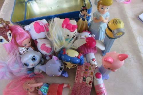 16 HIGHLY COLLECTABLE TOYS IN SLIGHTLY DENTED KELLOGG'S TOASTED FLAKES LUNCH BOX