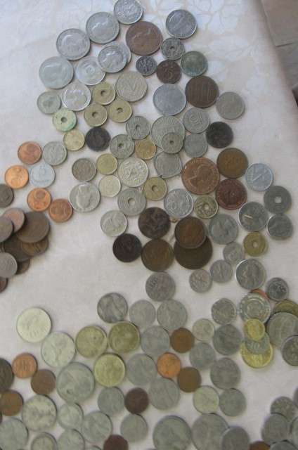 LUCKY DIP - CLEARANCE OF 175 UNCHECKED WORLD COINS - BID PER ITEM- GOOD FINDS POSSIBLE