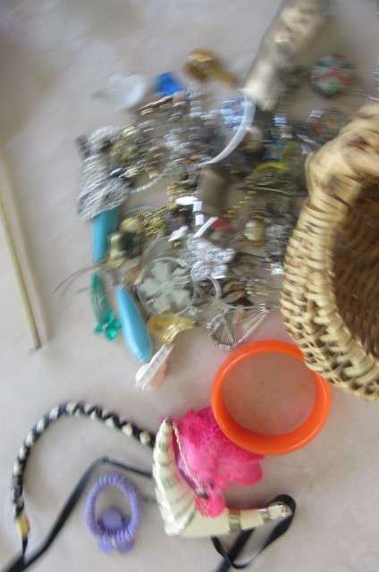 LUCKY DIP - SMALL BASKET FULL OF UNCHECKED JEWELLERY - FINDS POSSIBLE- 60 ITEMS - BID PER ITEM
