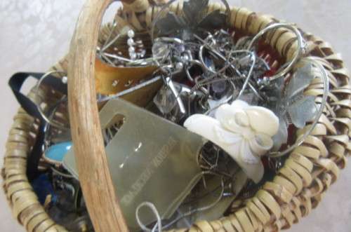 LUCKY DIP - SMALL BASKET FULL OF UNCHECKED JEWELLERY - FINDS POSSIBLE- 60 ITEMS - BID PER ITEM
