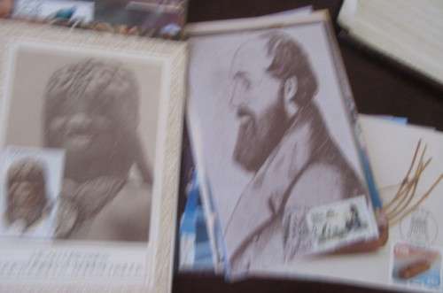 200 NEW POST CARDS WITH FOLDER -ONE LOT