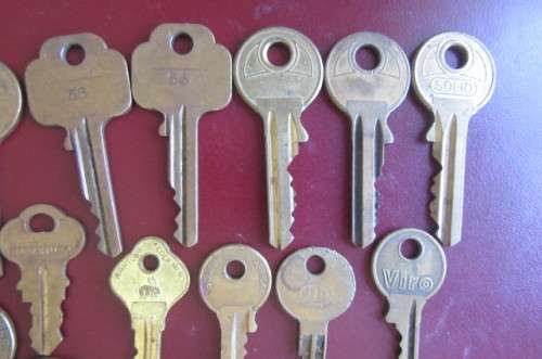 18 VARIOUS OLD BRASS KEYS - K2 - AS PER SCAN