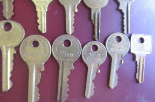 18 VARIOUS OLD BRASS KEYS - K2 - AS PER SCAN